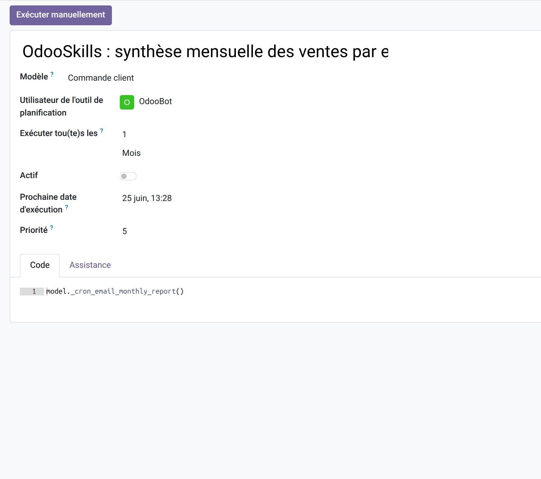 Formulaire d'action planifiée Odoo 19 montrant la tâche OdooSkills, modèle Commande client, périodicité 1 mois, code model._cron_email_monthly_report()